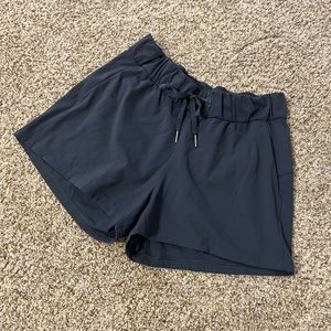 Lululemon On The Fly Mid Rise Short 2.5”